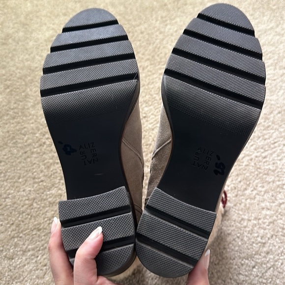 Naturalizer Varuna 2 Oatmeal Suede Side Zip Heeled Boots Women’s Size 9.5 - Picture 4 of 10